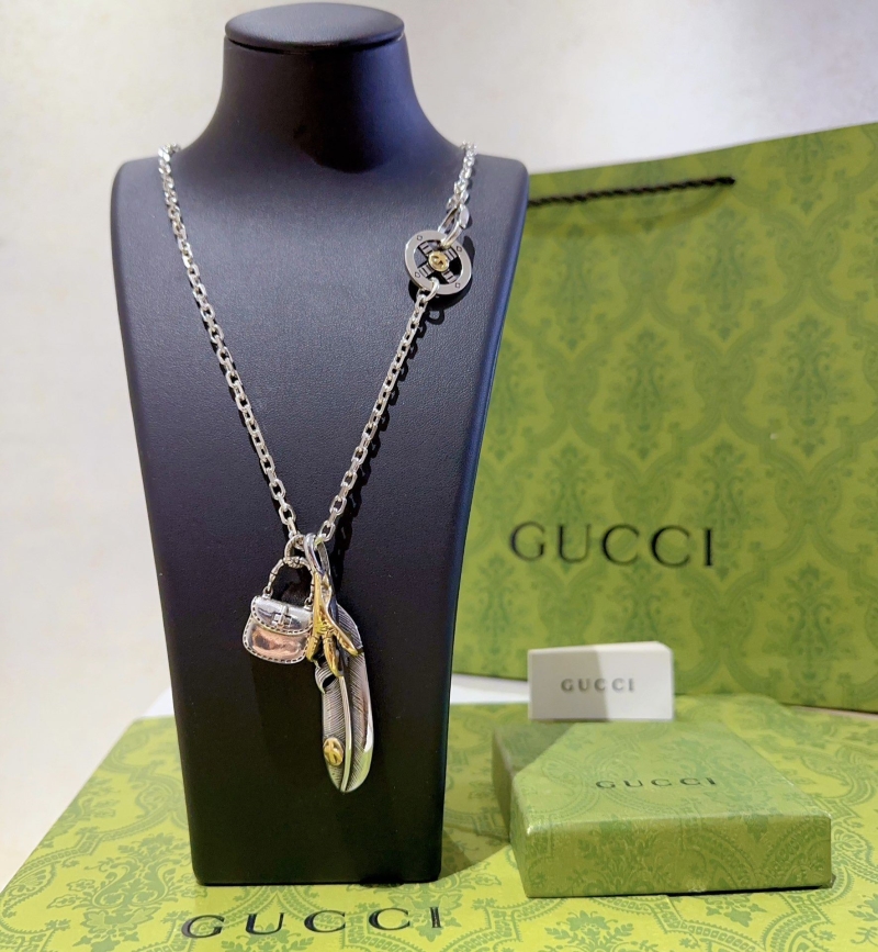 G*u*i necklaces